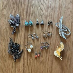 Assorted vintage earrings and broaches in great condition! From 70s-80s.